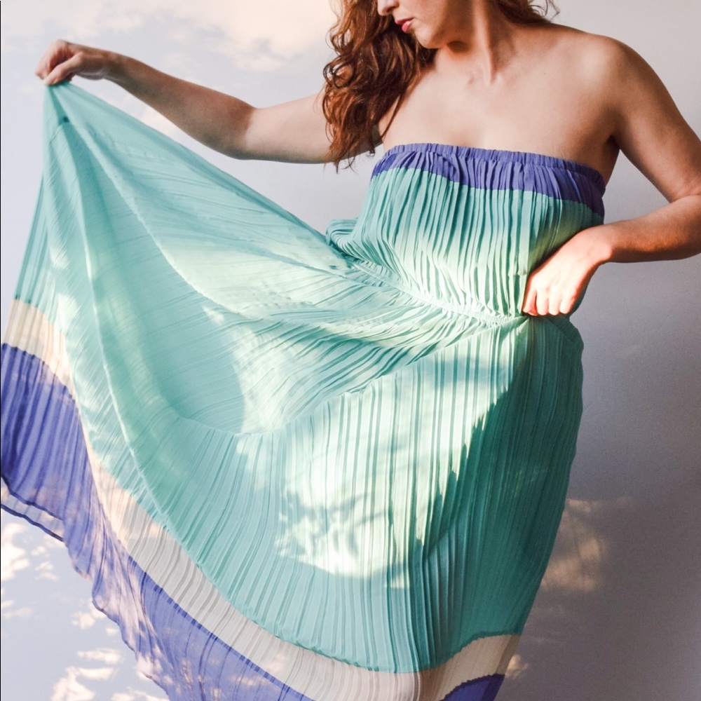 Strapless goddes dress with full skirt